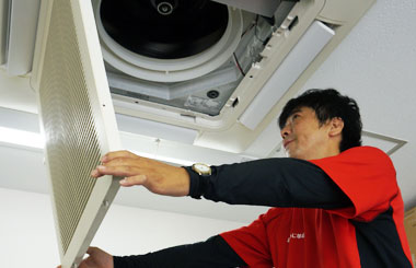 社内のエアコンの清掃もお任せください