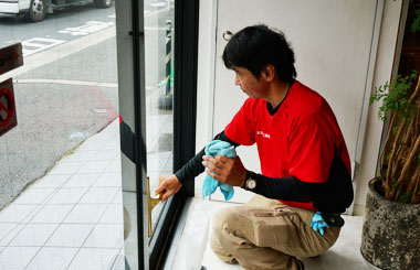 店舗の窓ガラスを徹底的にキレイにします